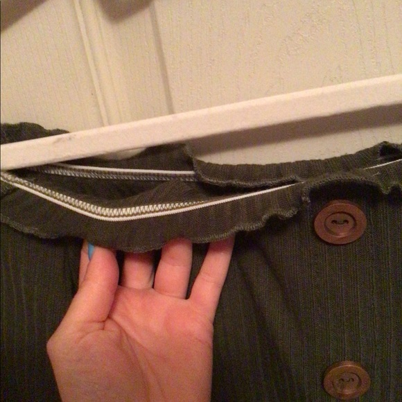 NWT Off The Shoulder Crop Top in Olive Green - Picture 4 of 7